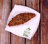 Прясно изпечен пълнозърнест кроасан с масло (80г)