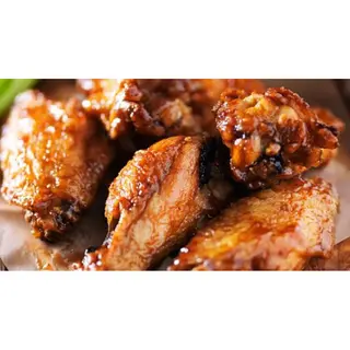 Alette di Pollo al Forno Laccate con Salsa Spicy
