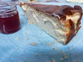 Tarta casera de queso y frutos rojos