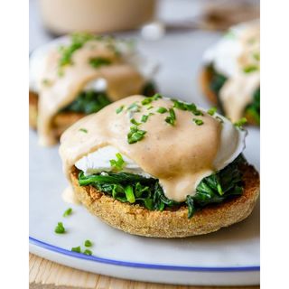 Eggs benedict with spinach