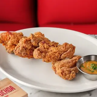 Pollo frito estilo Kentucky con patatas fritas y salsa sweet chipotle