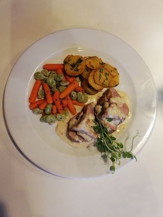 Polędwiczki wieprzowe z kurkami i śmietanką