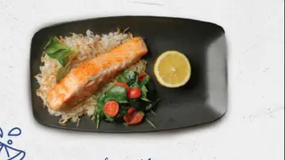 Сьомга с пилаф и сфежа салата с чери домати