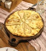 Хачапури с сулугуни, грушей, 
камамбером и кедровыми 
орешками