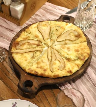 Хачапури с сулугуни, грушей, 
камамбером и кедровыми 
орешками