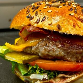 Classic burger, cartofi prăjiți, sos bbq