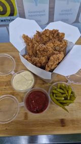 Крылья во фритюре с соусами 6 шт (300г)