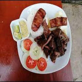 Churrasco con chorizo, arroz, ensalada y yuca