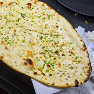 Garlic & Cheese Naan 
