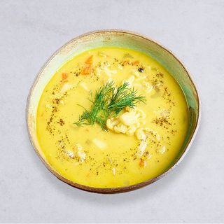 Zupa kalafiorowa z ziemniakami.