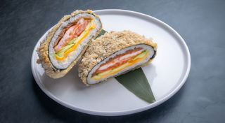 Суші бургер з креветкою, лососем та кампіо