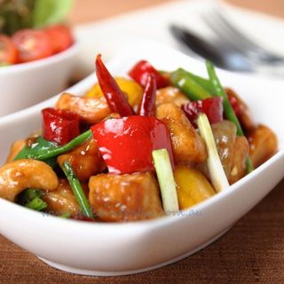 Chicken Cashew-Nut Stir Fry (Pad Kai Med Na Mung)