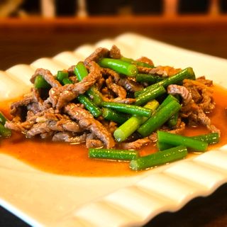 Vitello saltato con germogli di aglio