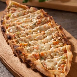 Pizza na turski način sa piletinom i sirom - Tavuklu kaşarlı pide
