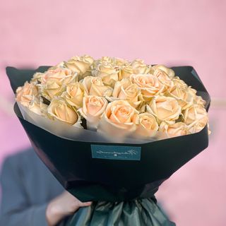 Букет з 25-ти кремових  троянд 70 см першого сорту