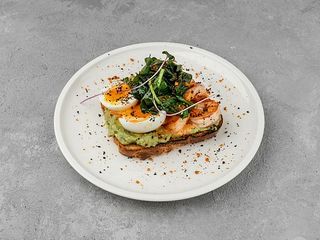 Авокадо-тост с креветками і черрі (270g)