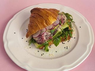 Круасан з ростбіфом та руколою (150g)