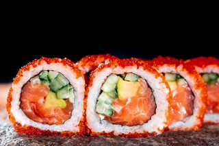 Рол Каліфорнія зі свіжим лососем в ікрі (300г)