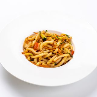 108. Udon saltato con frutti di mare