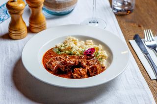 Tocăniță de vită cu gălușcuțe de casă