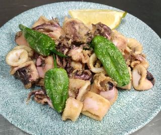 Calamares a la andaluza con padrones.