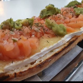 Tostada Con guacamole, Queso Brie, Salmón ahumado y pico de gallo