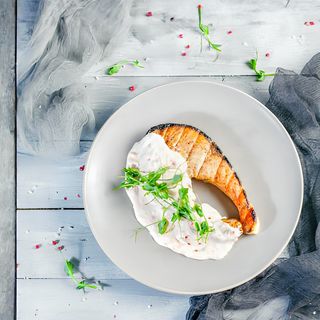 Somon in sos de frișcă cu icre roșii