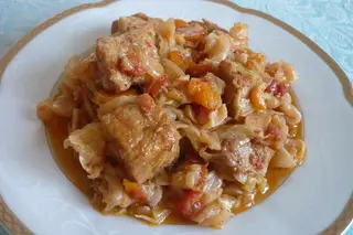 Свинско месо с кисело или прясно зеле (350г)