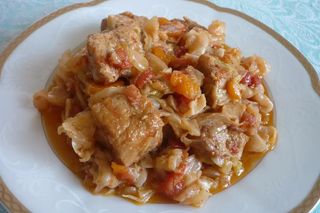 Свинско месо с кисело или прясно зеле (350г)