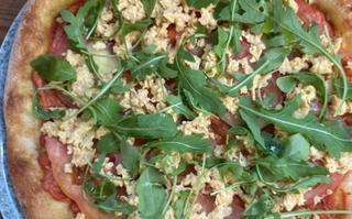 Pizza tonno vegan con pomodori, maionese e rucola