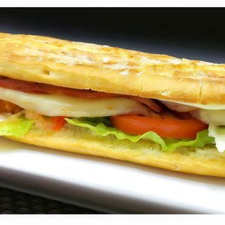 Bocadillo lomo y queso