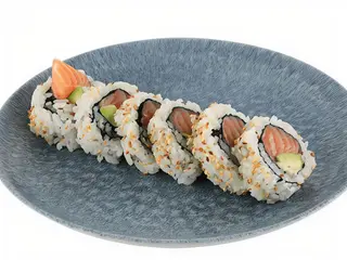 Uramaki z łososiem