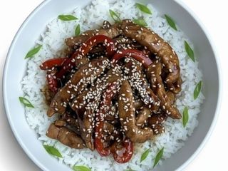 Wieprzowina stir-fry na ostro z warzywami i ryżem (420g)