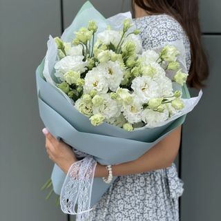 Buchet din 9 eustome albe