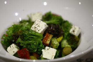 Салат зі свіжих овочів та соусом VEGGA