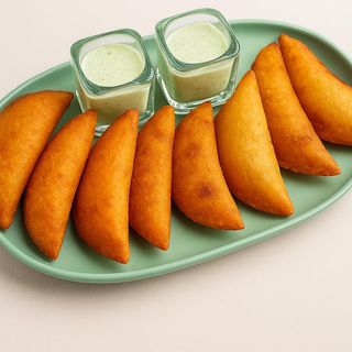 Parche de Amigos XL 15 Empanadas Surtidas + 4 salsas + Coca-Cola 2L