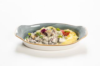 Телятина с шампиньонами под сливочным соусом