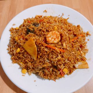 42H. Arroz Frito Especial de la casa negro (con salsa soja)