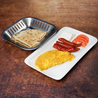 Omlet i roštiljska kobasica