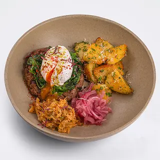 Бифштекс с яйцом пашот фирменной  капустой и маринованным луком (350г)