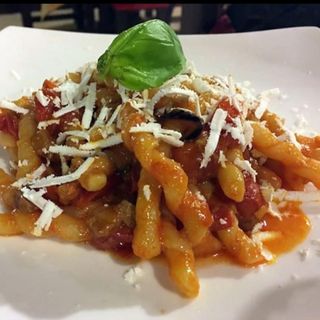 Macroncini con tonno fresco e pomodorini