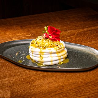 Pavlova cu fructul pasiunii