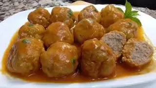 Albóndigas En Salsa Mechá