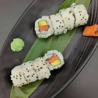 SALMÓN AGUACATE ROLL 