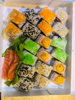 24 pcs uramaki e sashimi