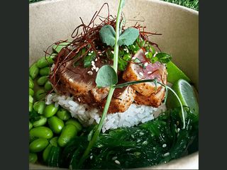 Sushi bowl z tuńczykiem tataki (300g)