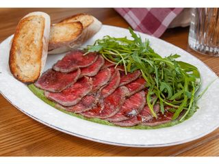 Карпачо з телятини  на кремі зі шпинату (150g)