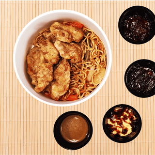 Karaage de pollo con yakisoba + salsa a elegir