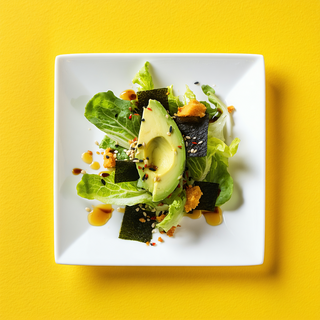 13. Ensalada de lechuga variado con alga y aguacate.