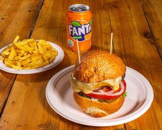 Tres Quesos Burger Menú